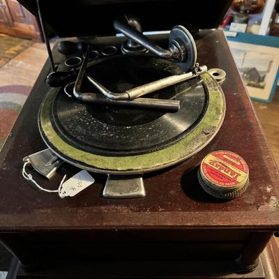 1499 Antique Victrola Graphophone