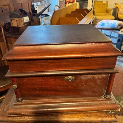 1499 Antique Victrola Graphophone