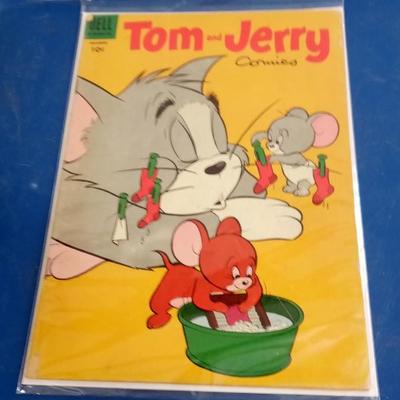 LOT 95 OLD TOM AND JERRY COMIC BOOK