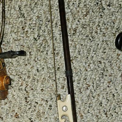 2 violins and 2 bows for Art or Decoration