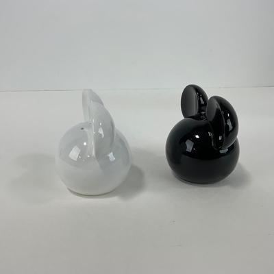 -212- KITCHEN | Black & White Mickey Mouse Salt & Pepper Set
