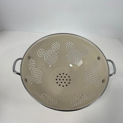 -218- KITCHEN | Mickey Mouse Colander, Oven Mitts, And Trivet