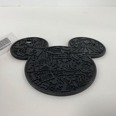 -218- KITCHEN | Mickey Mouse Colander, Oven Mitts, And Trivet