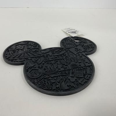 -218- KITCHEN | Mickey Mouse Colander, Oven Mitts, And Trivet