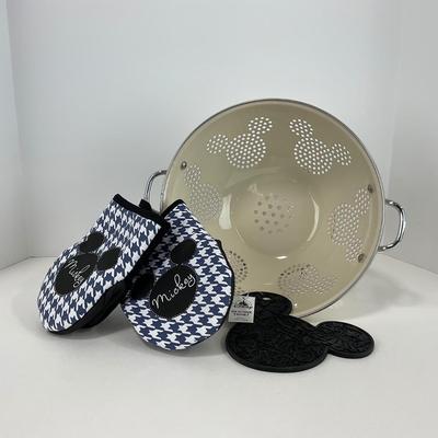 -218- KITCHEN | Mickey Mouse Colander, Oven Mitts, And Trivet