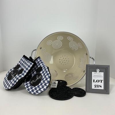 -218- KITCHEN | Mickey Mouse Colander, Oven Mitts, And Trivet