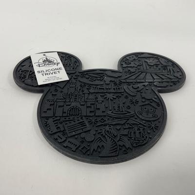 -218- KITCHEN | Mickey Mouse Colander, Oven Mitts, And Trivet