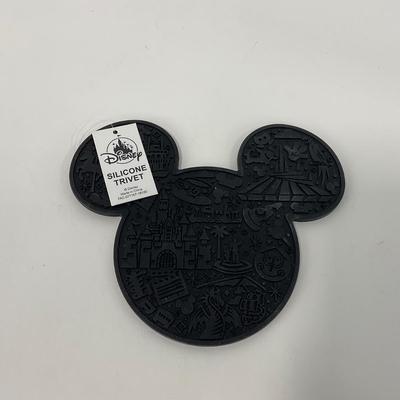 -218- KITCHEN | Mickey Mouse Colander, Oven Mitts, And Trivet