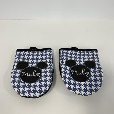-218- KITCHEN | Mickey Mouse Colander, Oven Mitts, And Trivet
