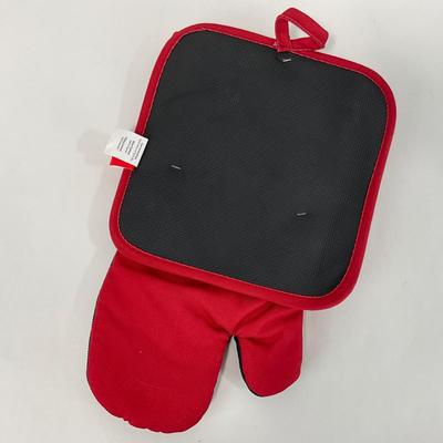 -227- HOLIDAY | Mickey Mouse Christmas Towel, Hot Pad, & Oven Mit