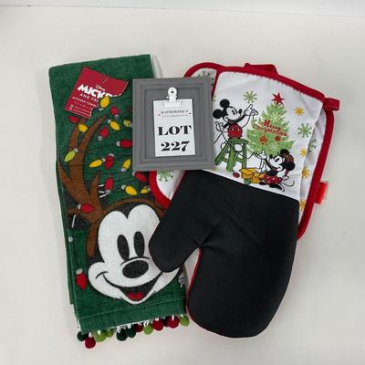 -227- HOLIDAY | Mickey Mouse Christmas Towel, Hot Pad, & Oven Mit