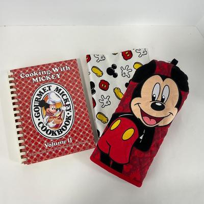 -228- KITCHEN | Mickey Mouse Cooking With Mickey Volume II, Mickey Towel & Oven Mit