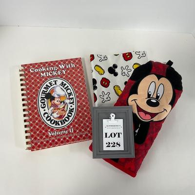 -228- KITCHEN | Mickey Mouse Cooking With Mickey Volume II, Mickey Towel & Oven Mit