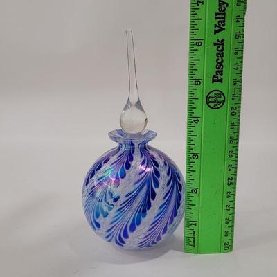 Art glass perfume decantor, iridescent, feathered design