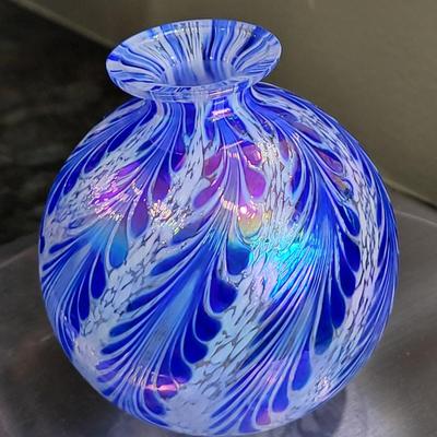 Art glass perfume decantor, iridescent, feathered design