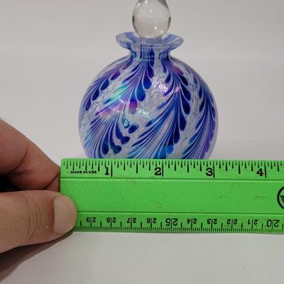 Art glass perfume decantor, iridescent, feathered design