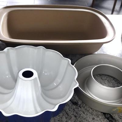 Pampered Chef and bundt pans