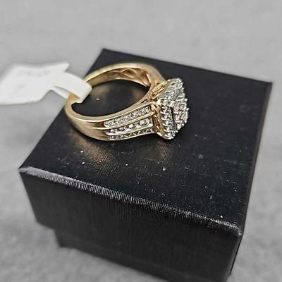 14 Kt Gold Diamond Ring (Size 7 )