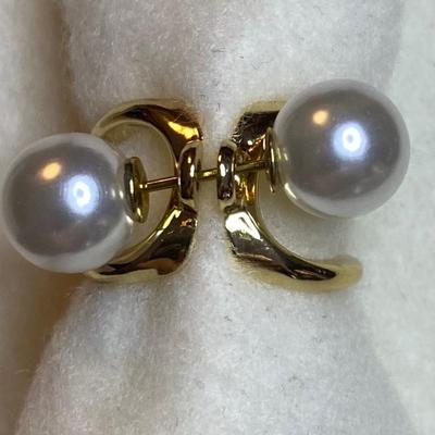Goldtone and pearl fashion ring - size 6.5