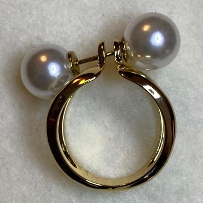 Goldtone and pearl fashion ring - size 6.5