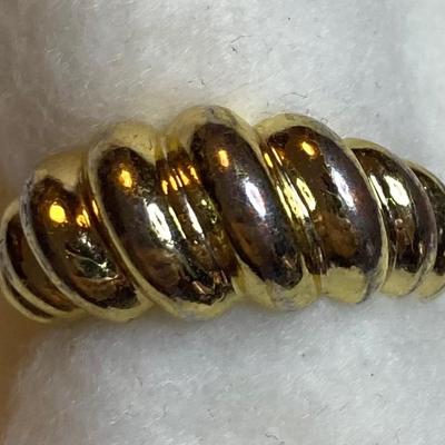 Goldtone ribbed dome ring. Size 5.25