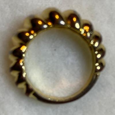 Goldtone ribbed dome ring. Size 5.25