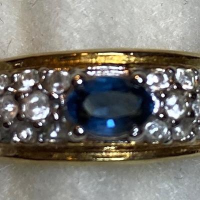 Goldtone with blue stone - size 5.5