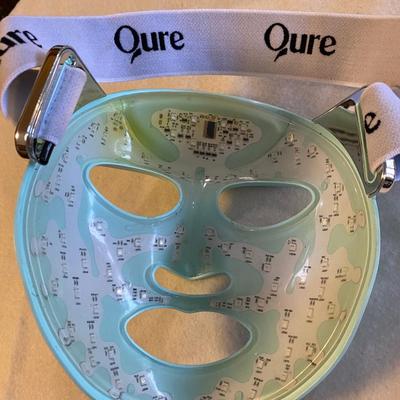 Qure led light therapy mask