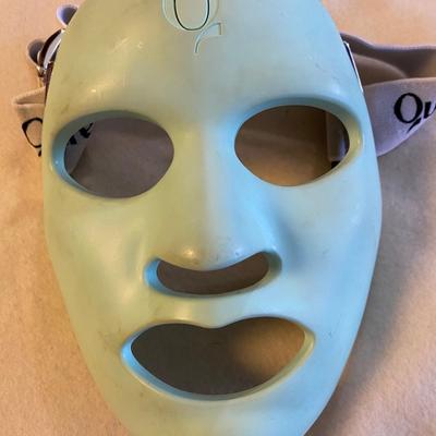 Qure led light therapy mask