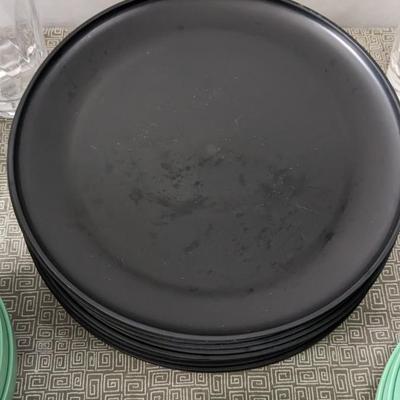 Room Essentials Black and Green Plastic Dishes