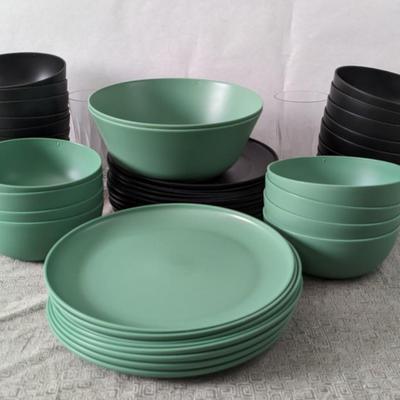 Room Essentials Black and Green Plastic Dishes