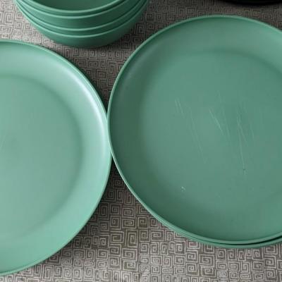 Room Essentials Black and Green Plastic Dishes