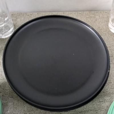 Room Essentials Black and Green Plastic Dishes