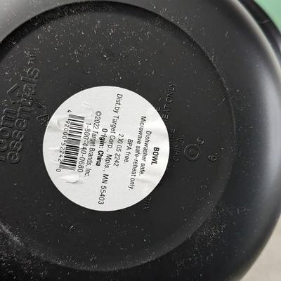 Room Essentials Black and Green Plastic Dishes