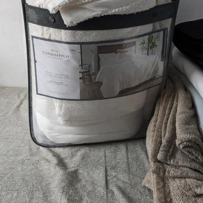 Queen Size Comfy Chenille Comforter Set and Throws