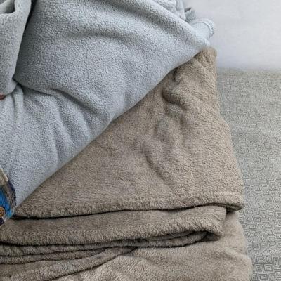 Queen Size Comfy Chenille Comforter Set and Throws
