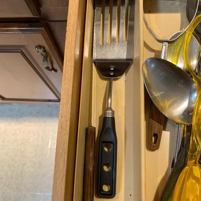 Assorted kitchen items