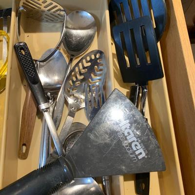 Assorted kitchen items