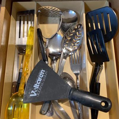 Assorted kitchen items