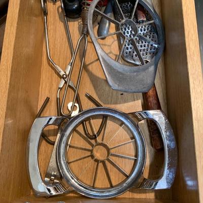 Assorted kitchen items