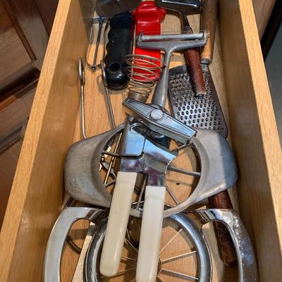 Assorted kitchen items