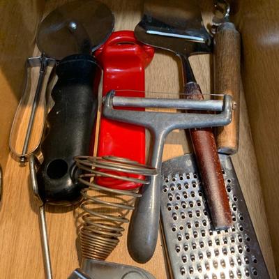 Assorted kitchen items
