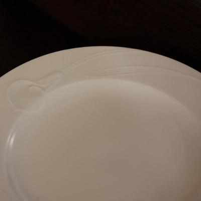 MIKASA Classic Flair Dinner & Salad Plates (16)