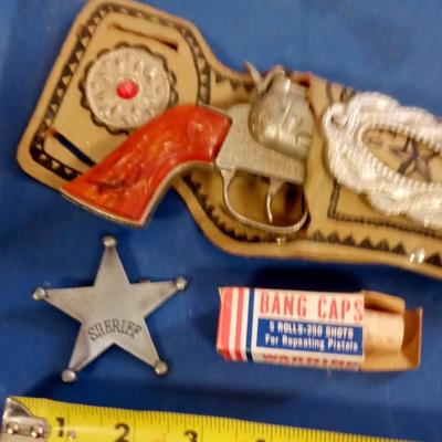 LOT 121 OLD CAP GUN LEATHER HOLSTER BADGE AND CAPS