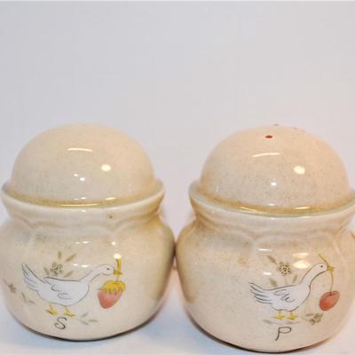 Rounded Barrel Beige Set with Geese and Fruit 3 1/4