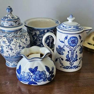 4 small blue and white ceramic pieces, flower pot, urn, vase