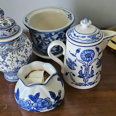 4 small blue and white ceramic pieces, flower pot, urn, vase