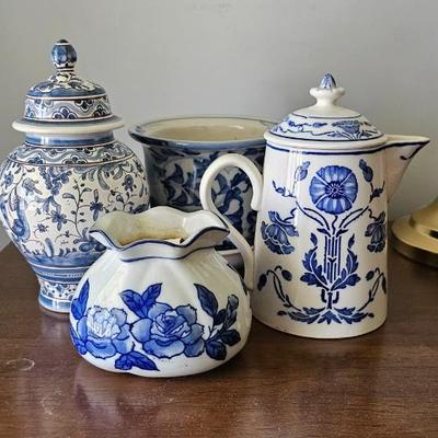 4 small blue and white ceramic pieces, flower pot, urn, vase