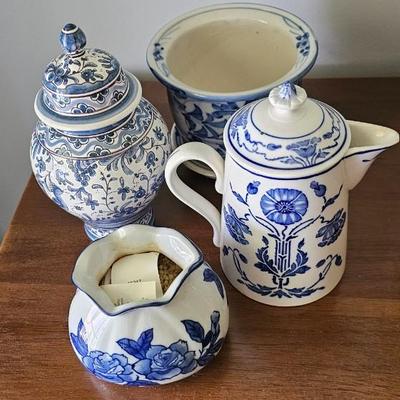 4 small blue and white ceramic pieces, flower pot, urn, vase