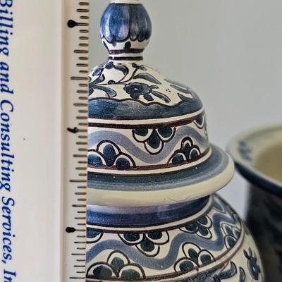 4 small blue and white ceramic pieces, flower pot, urn, vase